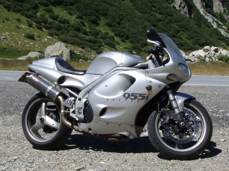 triumph-daytona-955i-04.jpg