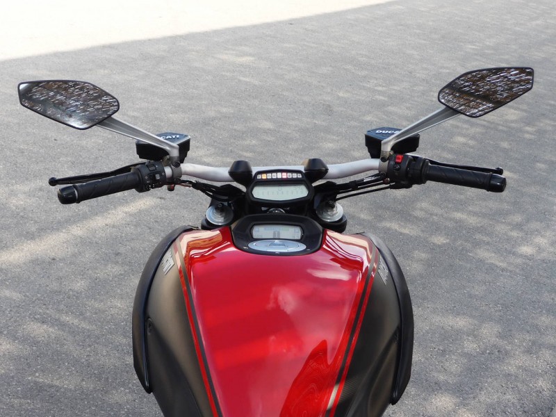 Diavels-cockpit.jpg
