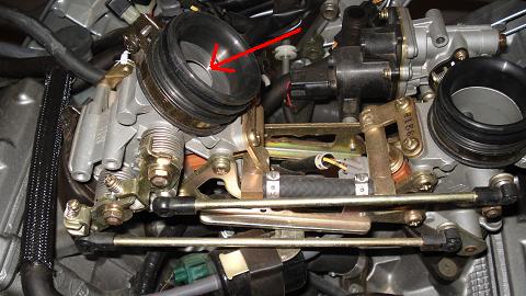 Scheibe zwischen Luftfilter und Vergaser.JPG