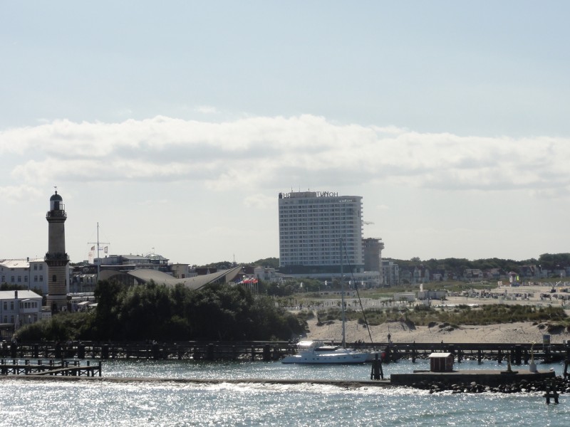 01 Hotel Neptun, Leuchtturm Teepott.jpg