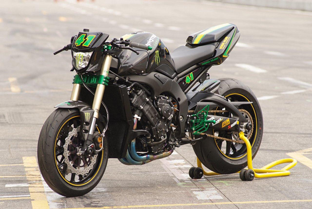 FZ1 Naked Racer.jpg