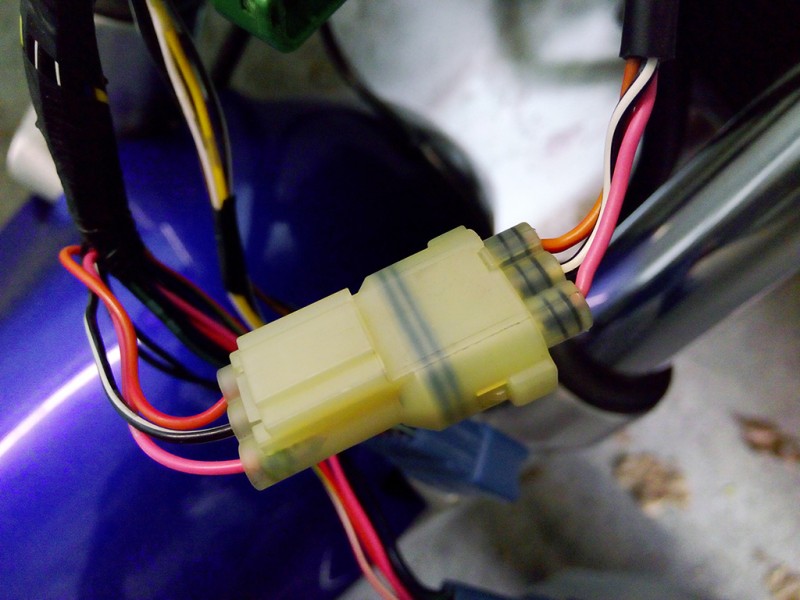 sv650n_tachogeber_stecker.jpg