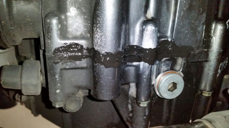 Dichtmasse am Motor.jpg