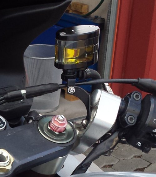 Behälter Bremse vorne1.jpg