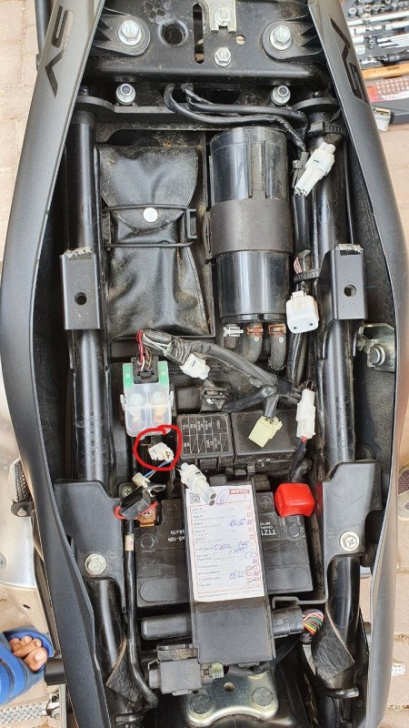Freier Stecker unter Sitz.jpg