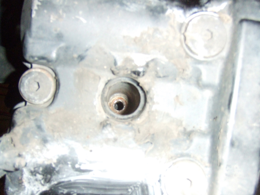 Zündkerzenloch vorne.jpg